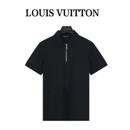 (支持放店) LouisVuitton/路易威登 半拉链胸口LVlogo压花短袖Polo衫 顶级版本,区分市面通货.男女同款全新美学灵感趣味设计,渠道性质精品.让整体造型设计更加优雅时尚,今夏最火系列,无数明星潮人追捧.裁剪工艺细节处理工整为玩味时尚增添色彩!工整细致,合身的版型构造更是独具匠心,上身不仅有着出彩的辨识度更是减龄青春.一款穿着意义还有穿搭性能都很极致的款式,绚丽的色系调配,此款的工艺必然也是极致非凡,上身的舒适度绝对足够的强大,也是奢品本质的一种彰显!柔软轻薄,触感更是极端撩人,透气性能十分之强大,尤为适合春夏季节的穿搭所需,妥妥的穿着享受,并且各处的细节以及织带的工艺都是尽善尽美,更显高级感! 颜色:黑色、白色